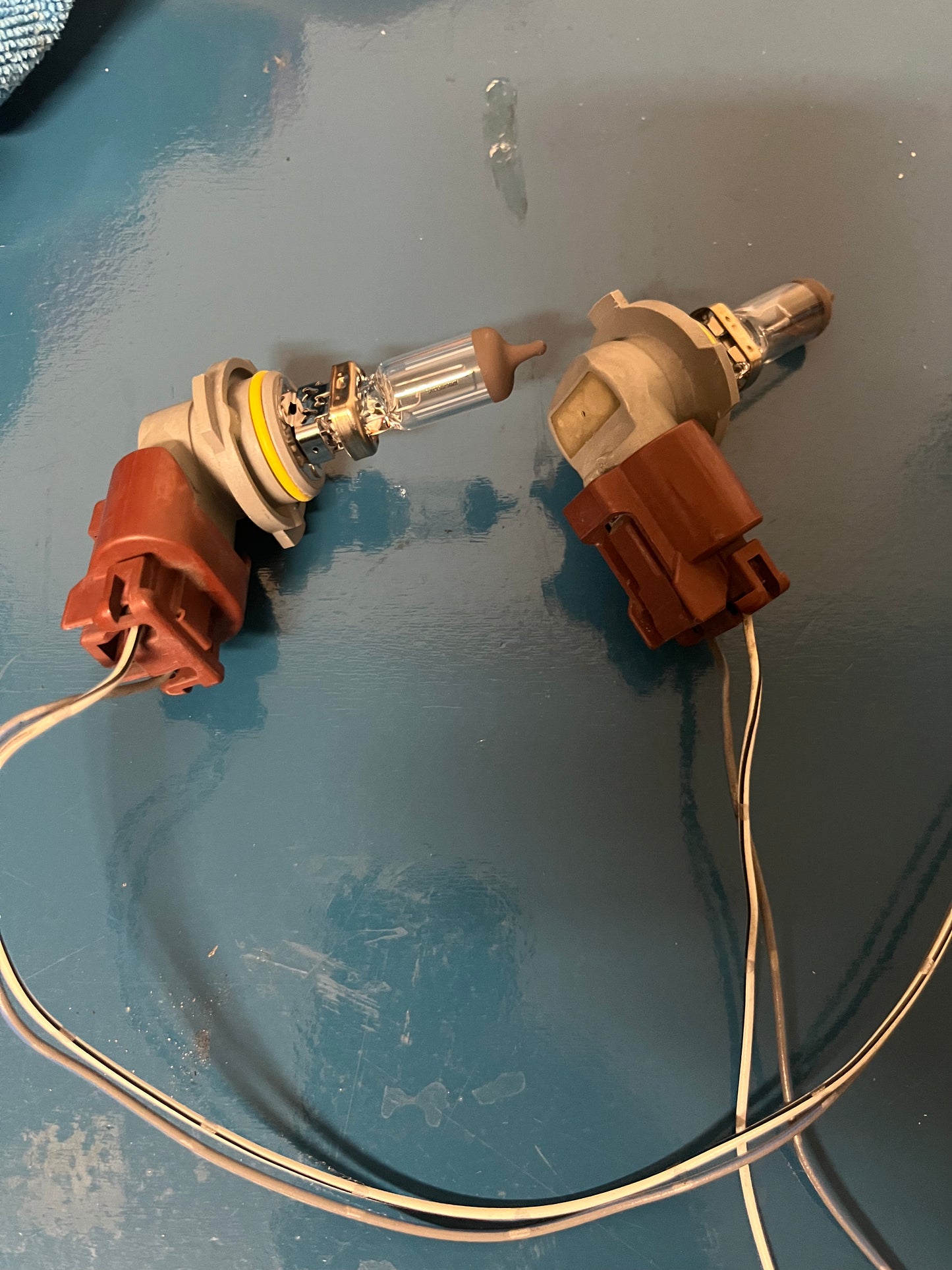 Toyota HB4-9006 Plug with bulb
