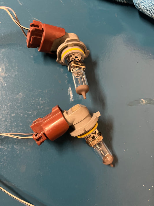 Toyota HB4-9006 Plug with bulb